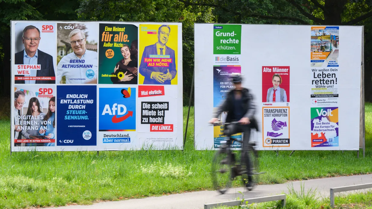 Ein Radfahrer fährt Ende August in Niedersachsen an Wahlplakaten vorbei