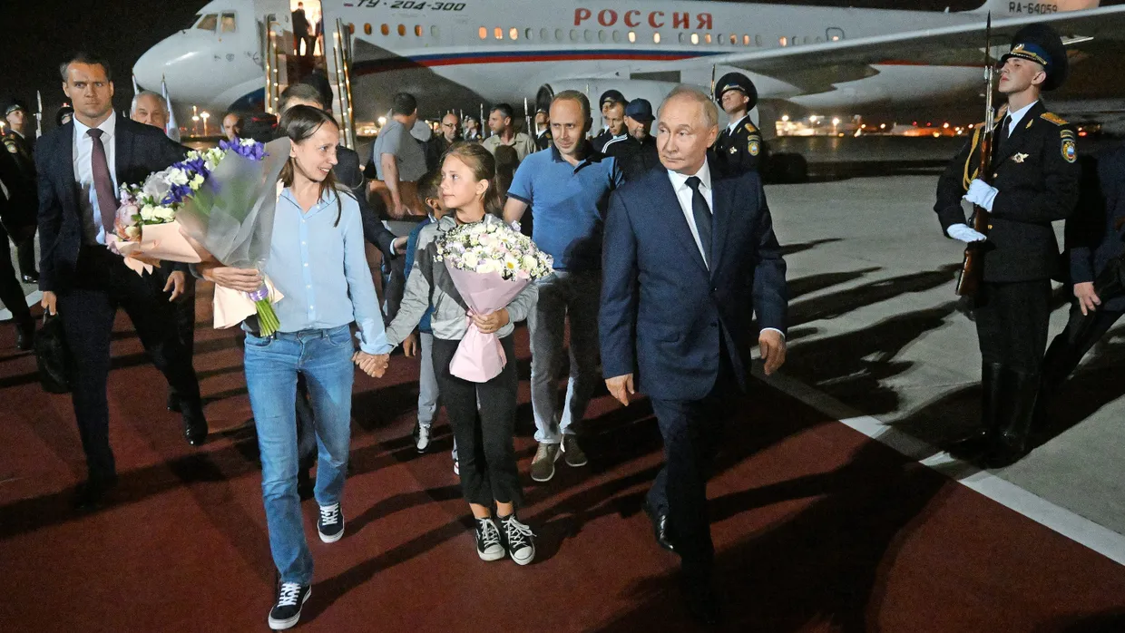 Empfang für Spione: Wladimir Putin holt das enttarnte Agentenpaar Dulzew im vergangenen August in Moskau am Flughafen ab.