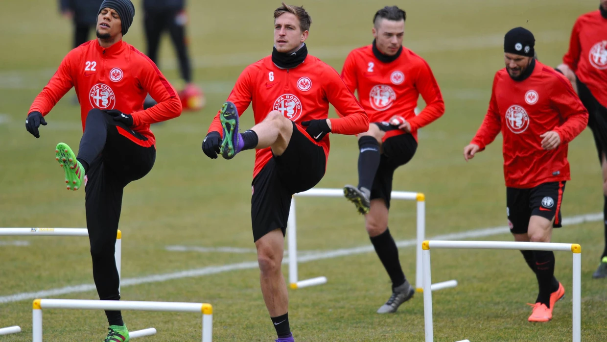 Ein Drittel der Eintracht hebt das Bein: Chandler, Oczipka und Regäsel (von links) gehören zum Häuflein Aufrechter.
