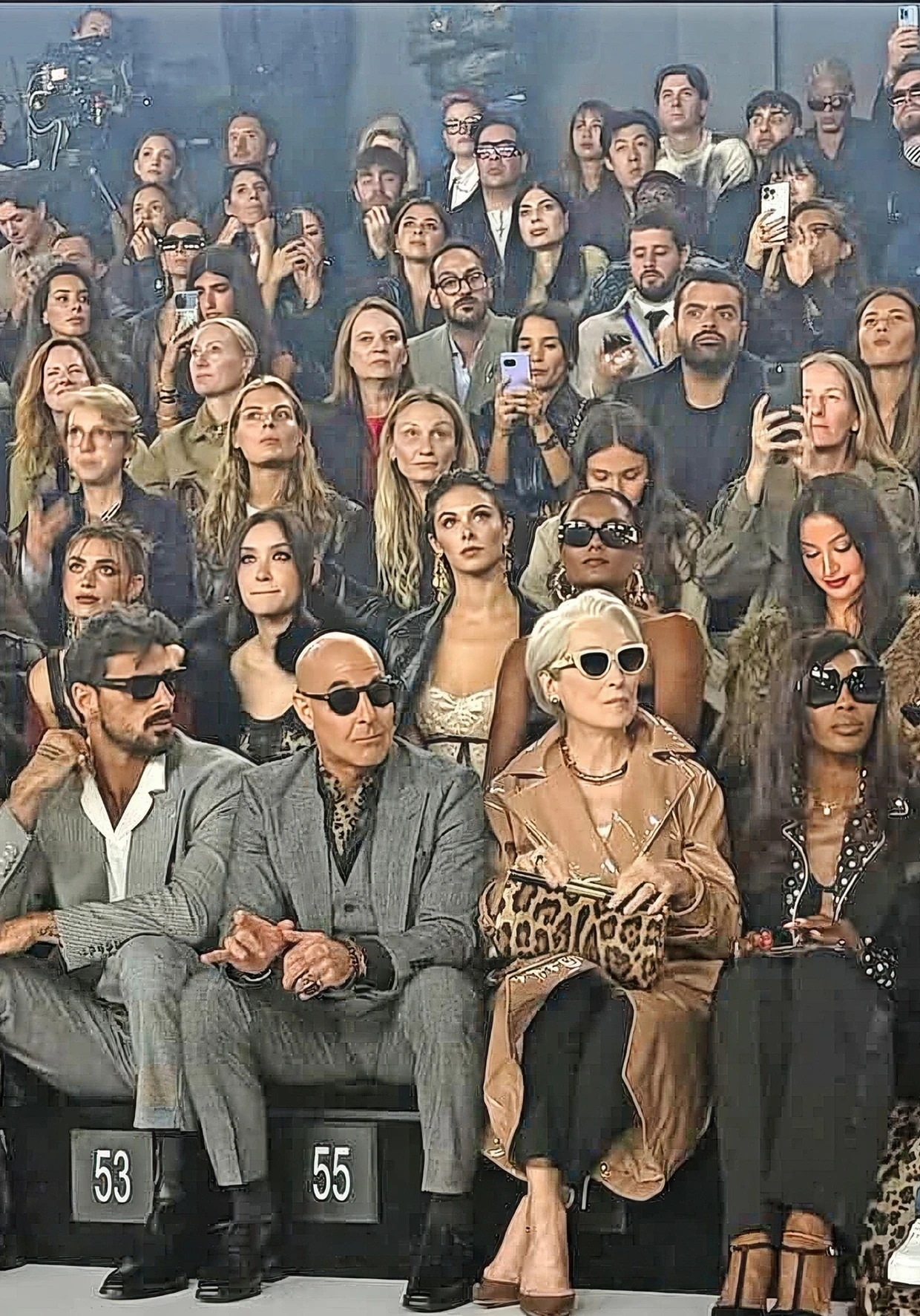 Unsere Autorin (mit rotem Pullover) sitzt hinter Meryl Streep und Stanley Tucci in der vierten Reihe.