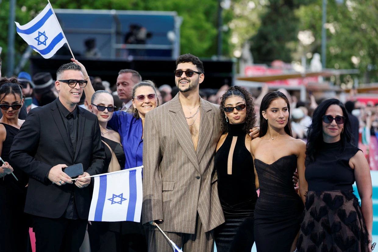 Bei der Eröffnungsparade: Noam Bettan geht mit der israelischen Delegation am Sonntag über den türkisfarbenen Teppich.