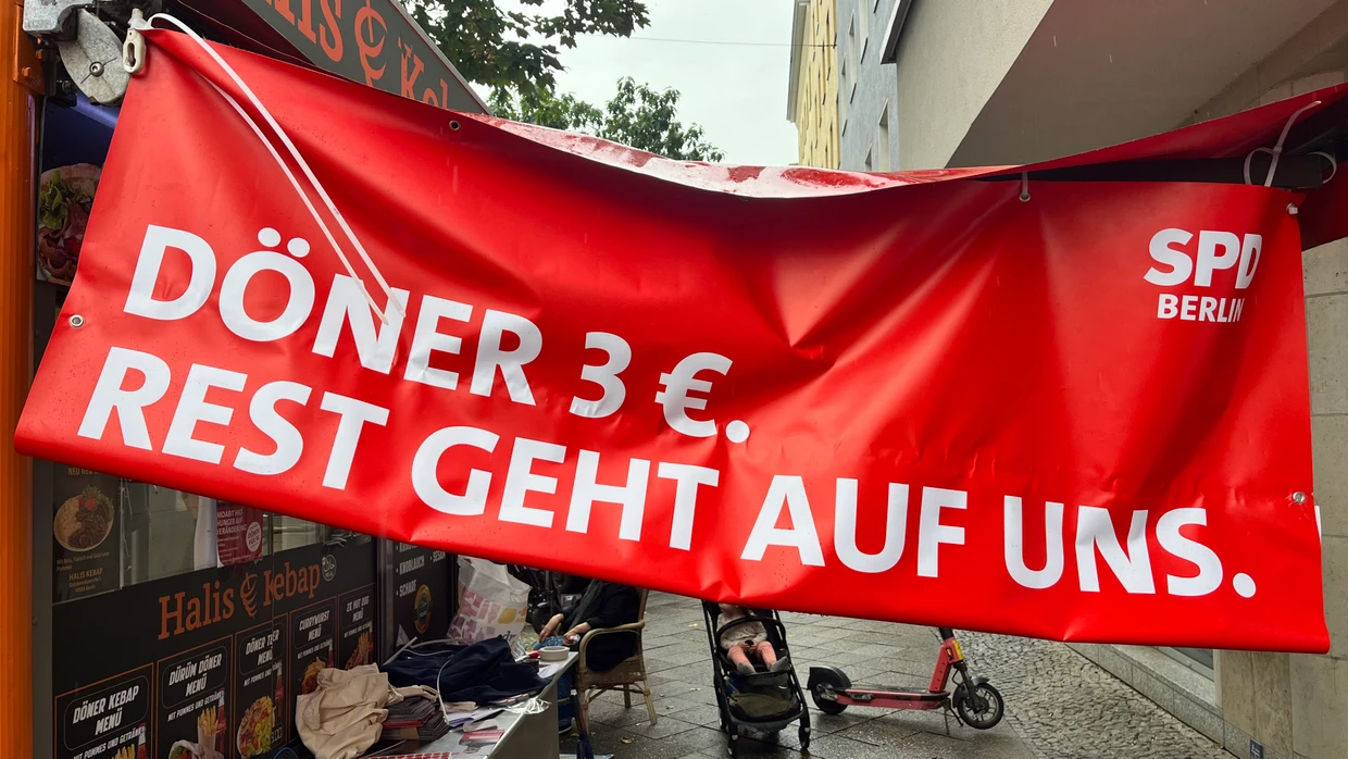 Die SPD lädt ein: Der Döner kostet weniger als die Hälfte seines Normalpreises. Da stehen die Gäste gern auch im Nieselregen an.