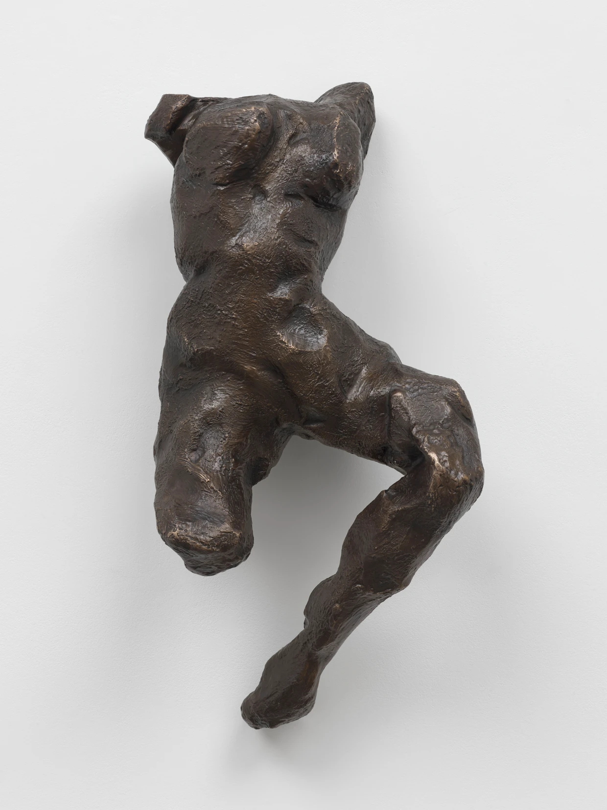 Der Torso als adäquate Expression der Gefühle: Tracey Emins Bronze „Ascension“ von 2024 dreht Rodins „Iris“ noch ein ganzes Stück weiter.
