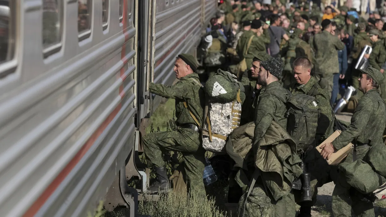 Russische Rekruten steigen im September auf einem Bahnhof in der russischen Region Wolgograd in einen Zug.