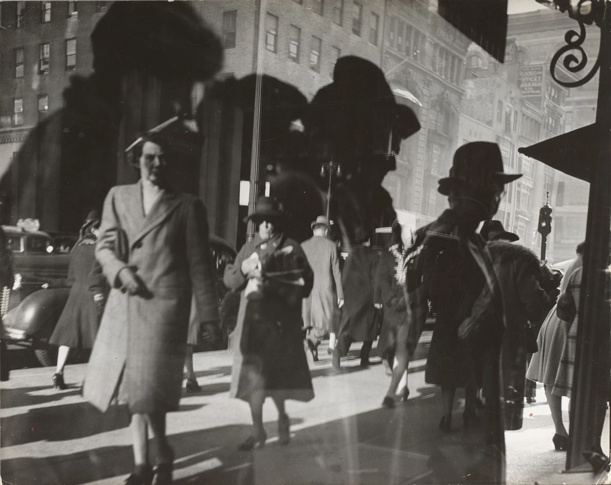 Lisette Model war fasziniert von der Dynamik New Yorks: Aus der Serie „Reflections“ (1939-1945)