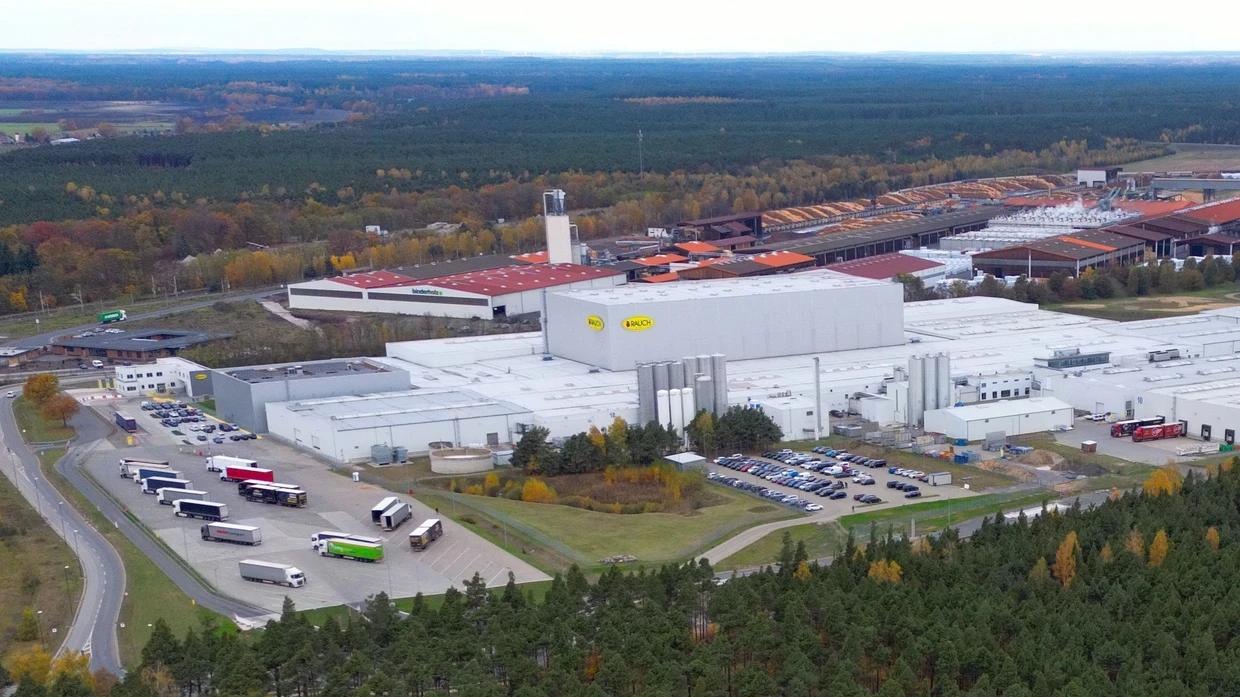 Energiegeladen: In Baruth/Mark werden seit 2023 Getränke für Red Bull abgefüllt. Schon bald soll hier eine  Dosenfabrik entstehen.