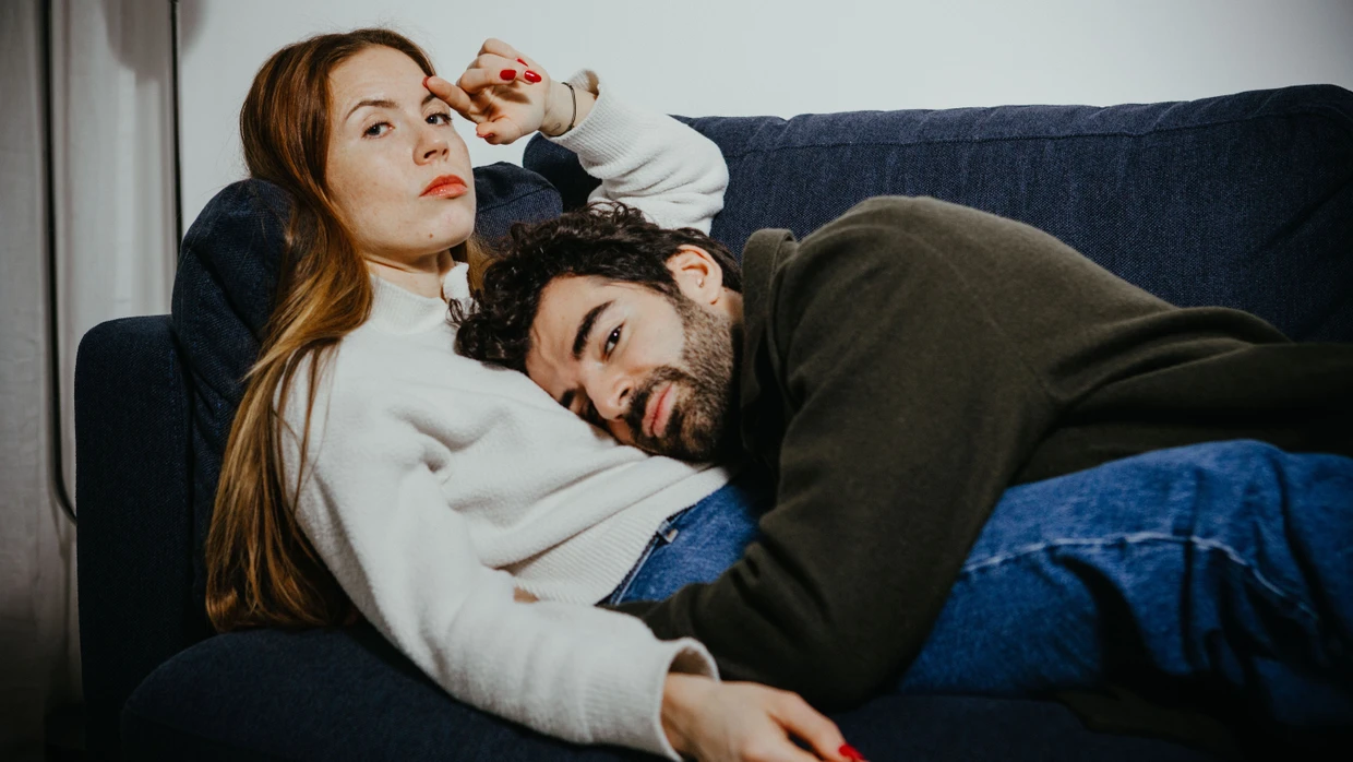 Auf dem Sofa in der ersten gemeinsamen Wohnung: Autorin Sabrina Günther und ihr Partner.