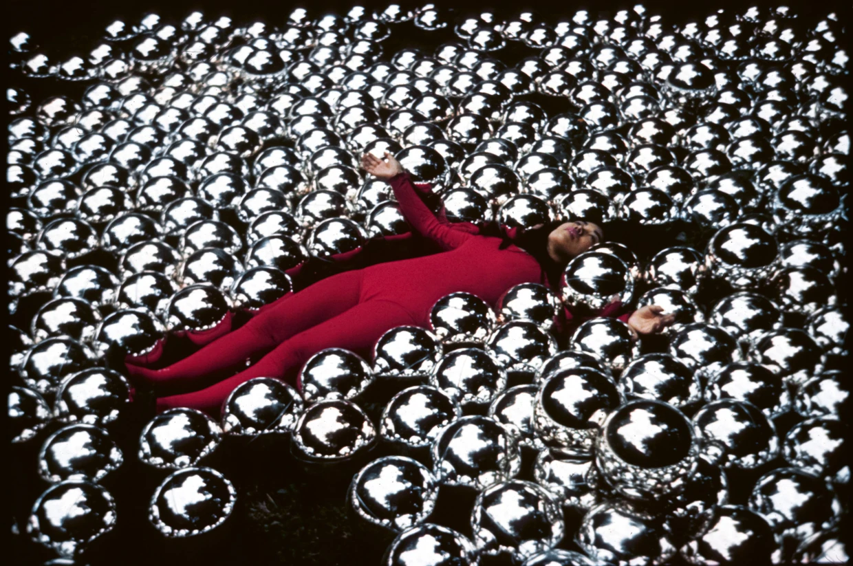 Eine Rekonstruktion dieser zeitlosen Arbeit leitet die Kölner Ausstellung ein: Yayoi Kusama inmitten ihrer Installation „Narcissus Garden“ auf der 33. Biennale von Venedig, 1966