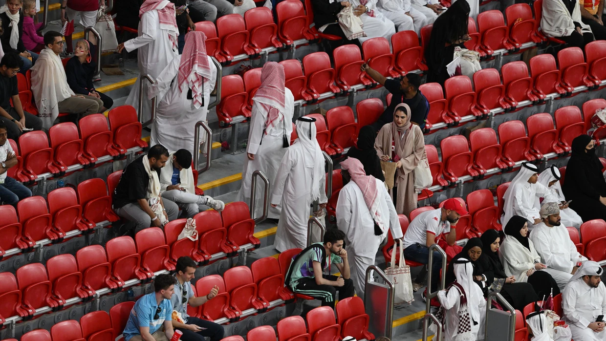 Viele Zuschauer verlassen vor dem Ende des Eröffnungsspiels zwischen Qatar und Ecuador das Al-Bait Stadion.