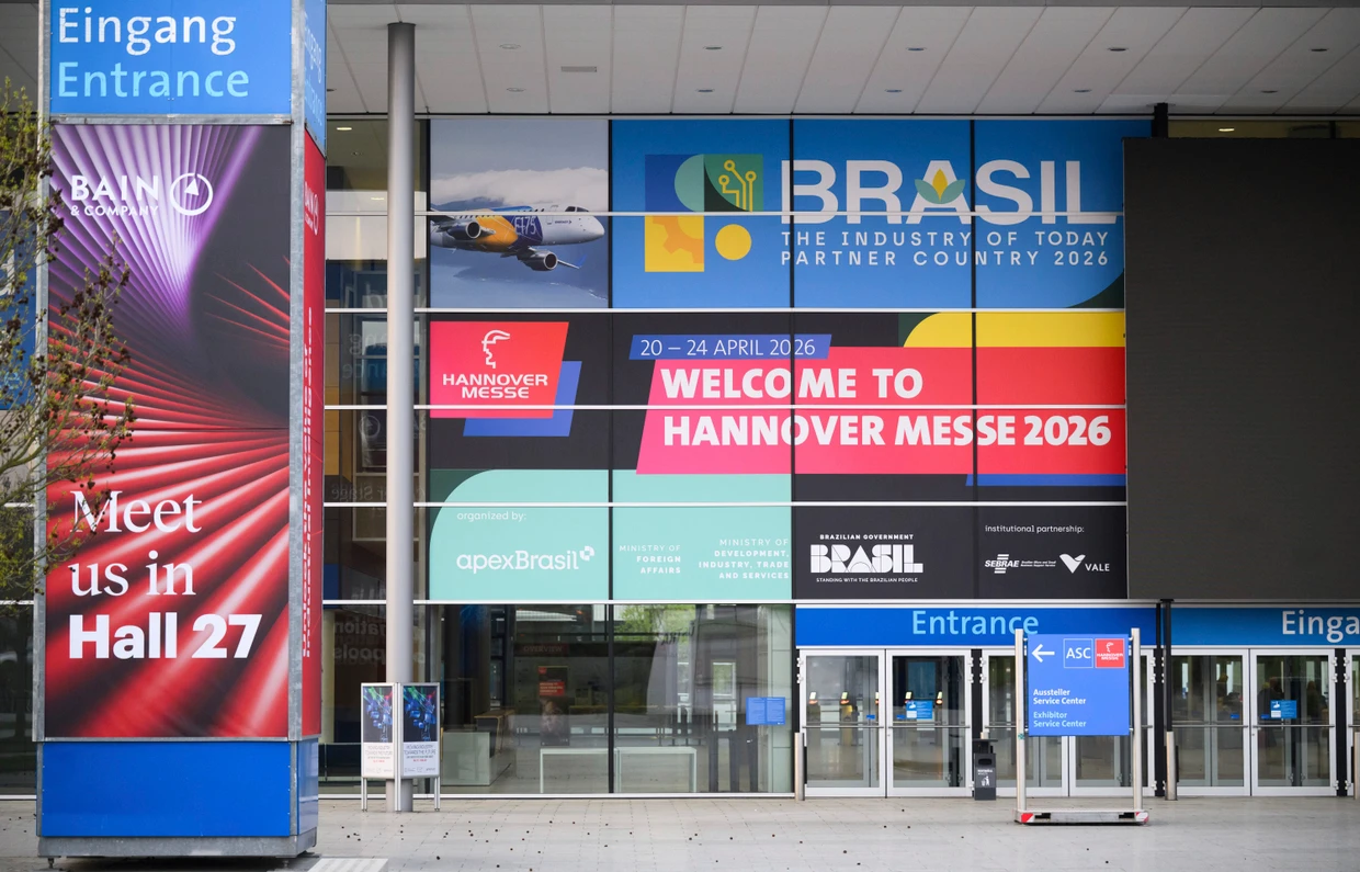 Schilder heißen Besucher auf der Hannover Messe 2026 willkommen.