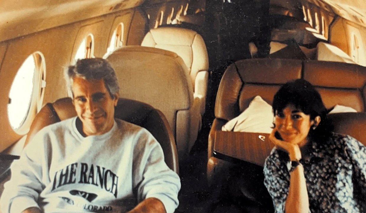 Die Dokumente um Jeffrey Epstein (hier mit Ghislaine Maxwell) enthüllten, dass ein internationales Netzwerk prominenter Eliten sexuellen Missbrauch an Frauen und minderjährigen Mädchen verübte.