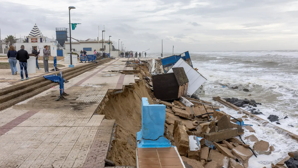 Die Zerstörung an der Strandpromenade von Matalascañas nach einem Sturm im Januar