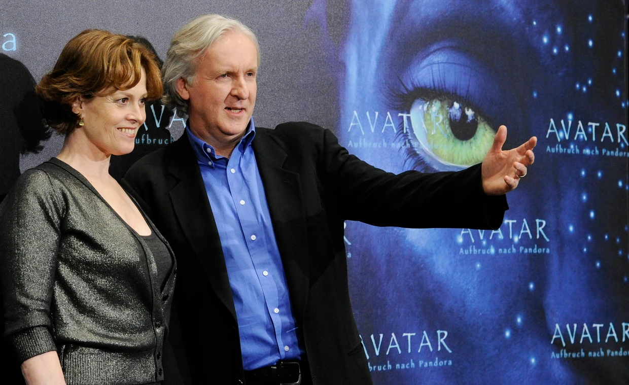 „Ich hatte keine Ahnung, wie witzig du sein kannst“: Sigourney Weaver lernte Regisseur James Cameron (hier bei der Vorstellung des Films in Berlin) erst auf über die gemeinsame Arbeit besser kennen.