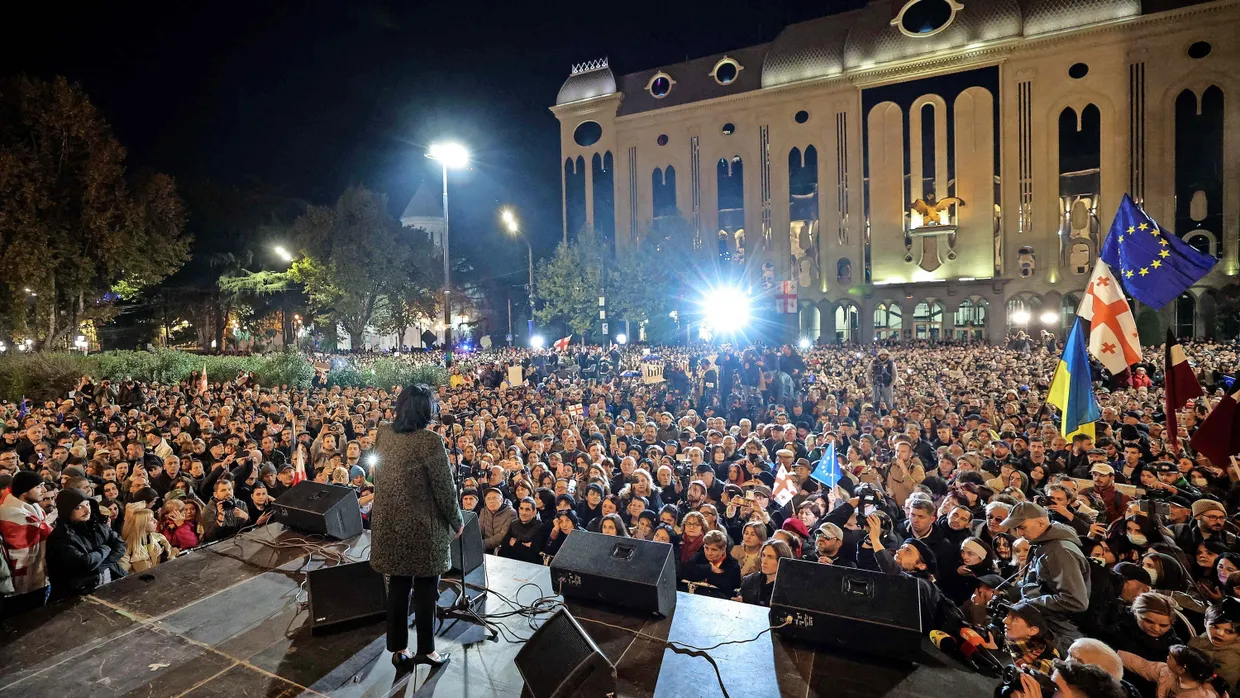 Vereint in der Opposition: Präsidentin Surabischwili am Montagabend auf einer Demonstration vor dem Parlament