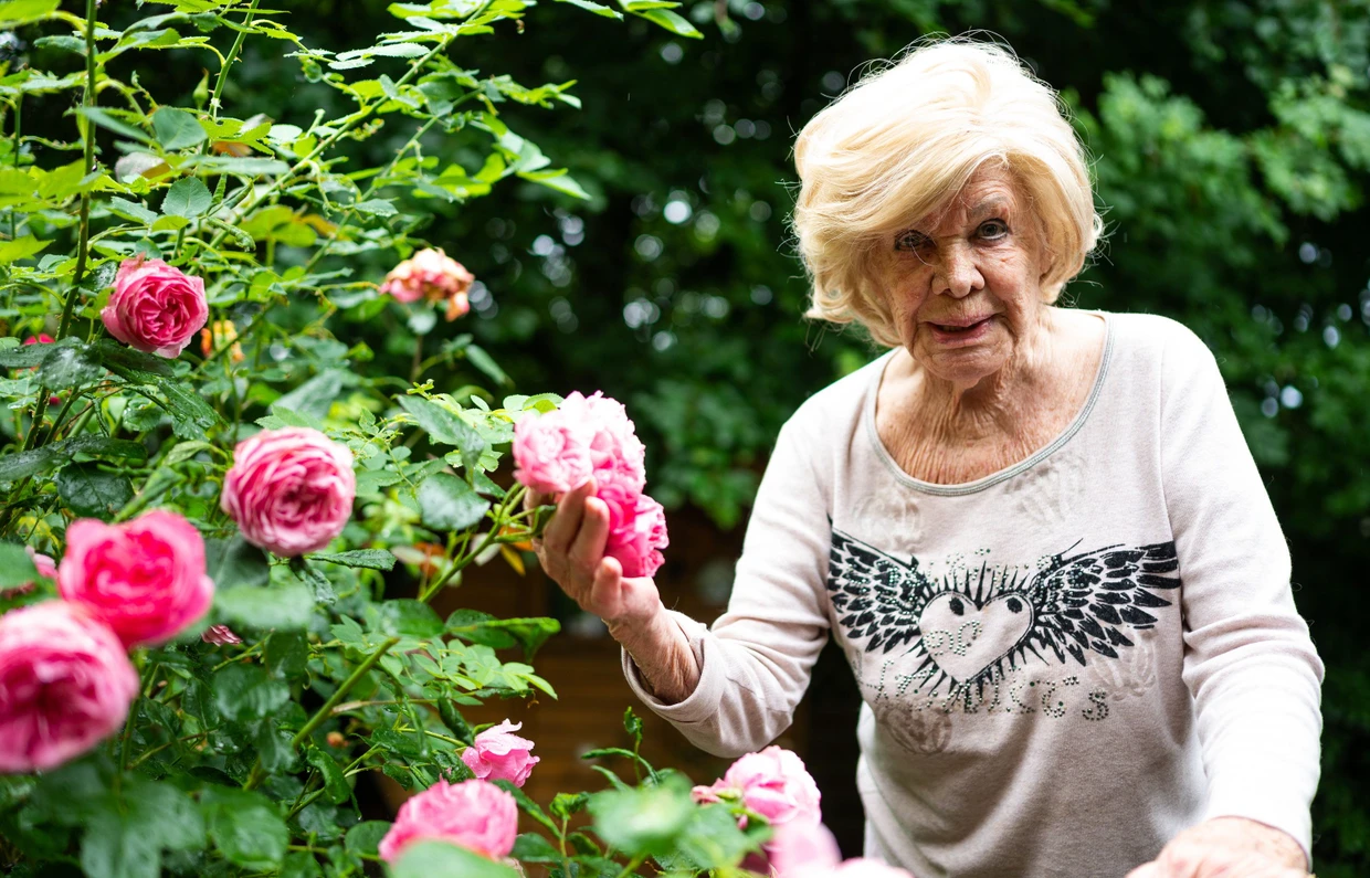 Ingrid van Bergen im Sommer 2021 in ihrem Garten in Eyendorf