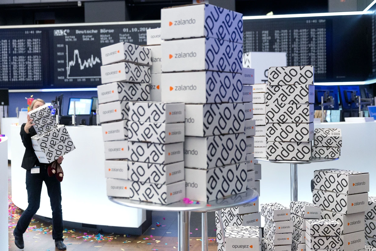 Aufräumen nach der ersten Zalando Börsennotierung am 1. Oktober 2014 in der Frankfurter Börse.