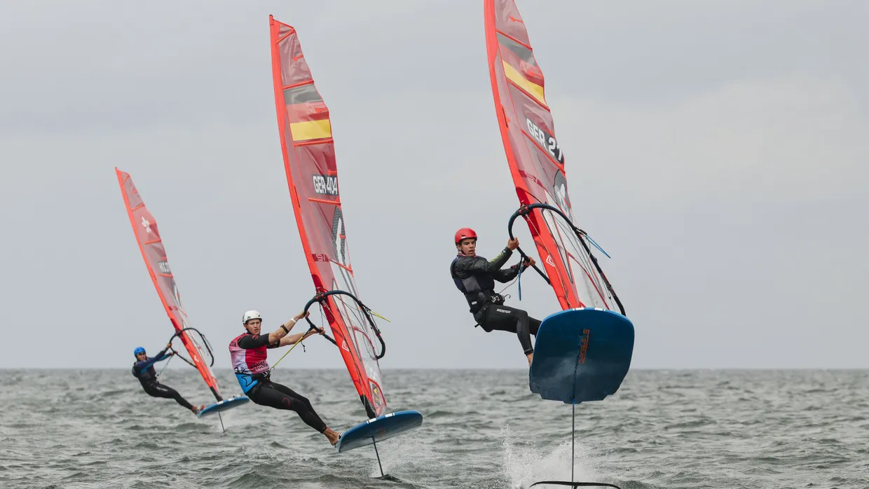 Wassersport bei der Kieler Woche: „Fliegende Surfer“ Fabian Wolf und Lenny Friemel (r.) in der iQFoil-Klasse