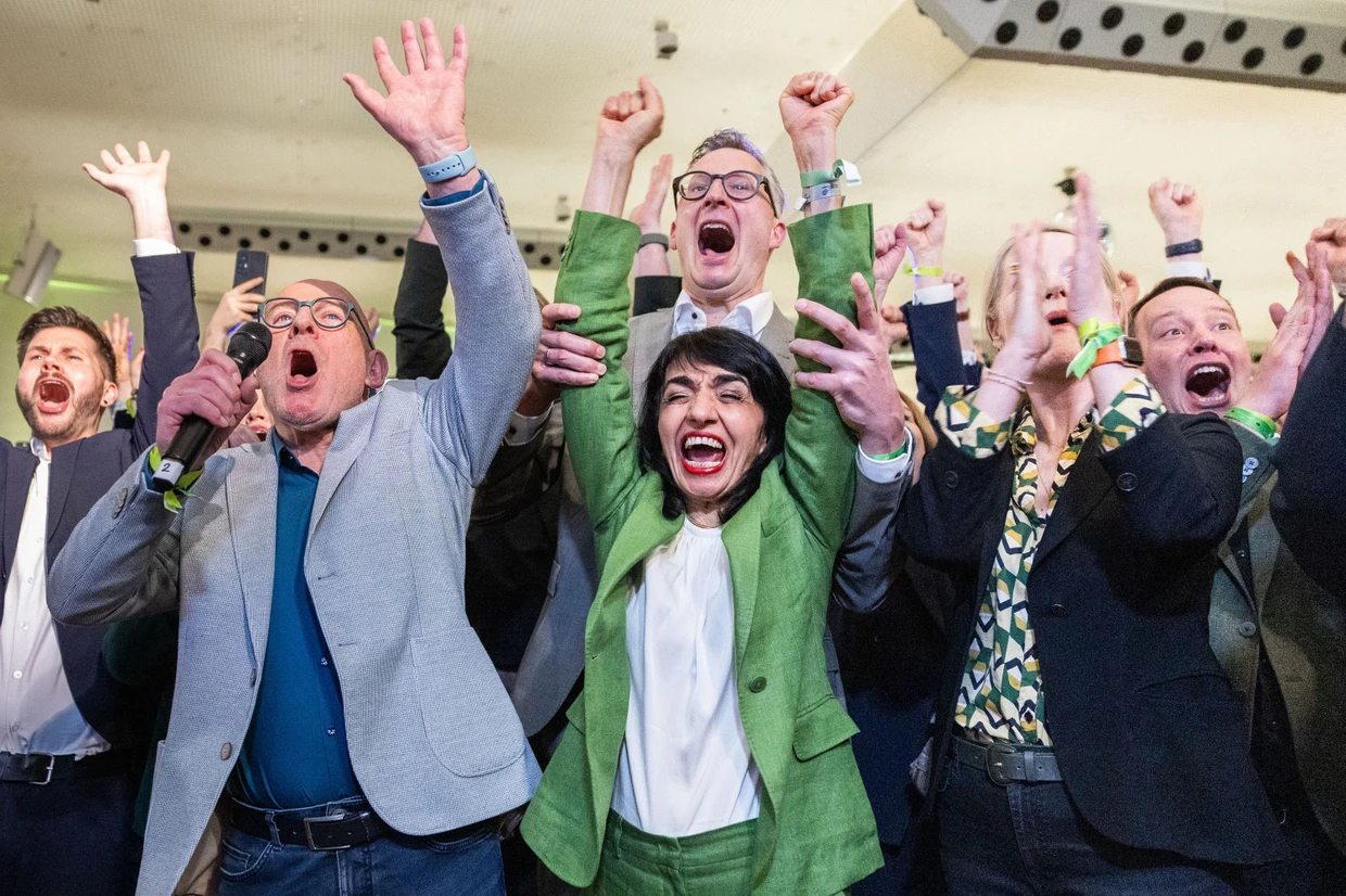 Gemeinsam kämpfenm, gemeinsam jubeln: Wahlparty in Stuttgart, in der Mitte: Landtagspräsidentin Muhterem Aras, Verkehrsminister Winfried Hermann, Umweltministerin Thekla Walker und der Fraktionsvorsitzende Andreas Schwarz