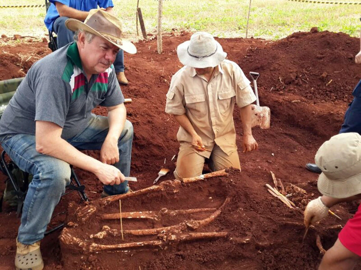 Forscher untersuchen Überreste Vermisster aus der Ära des paraguyanischen Diktators Alfredo Stroessner (1954-1989). Auch in Patriaus Roman hat dessen Grausamkeit Spuren hinterlassen.