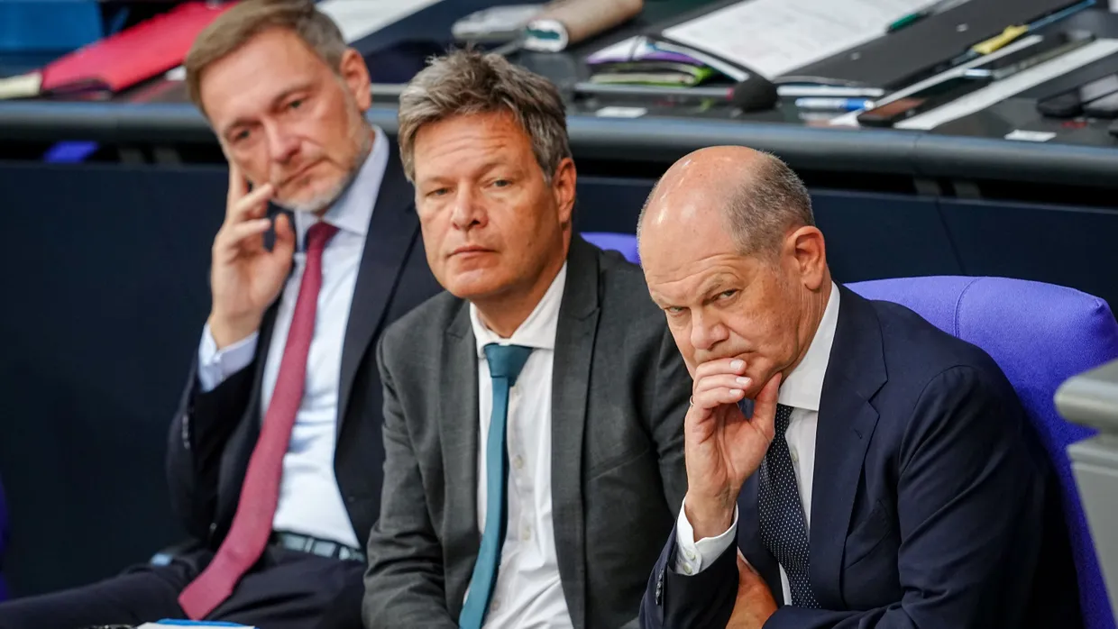 Christian Lindner (FDP), Robert Habeck (Bündnis 90/Die Grünen) und Bundeskanzler Olaf Scholz (SPD) nehmen an einer Sitzung des Bundestags teil.