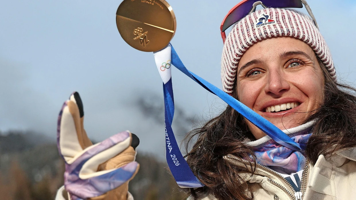 Unbekümmertes Lächeln? Julia Simon jubelt über ihr Olympiagold. Im Oktober 2025 wurde sie wegen Kreditkartenbetrugs zu einer Bewährungsstrafe verurteilt.