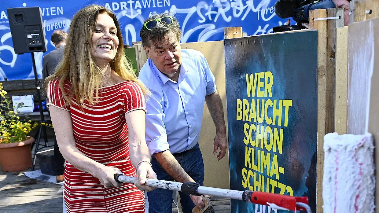 Kleben statt Kochen: Sarah Wiener (links) plakatiert mit dem EU-Spitzenkandidaten der österreichischen Grünen, Werner Kogler.