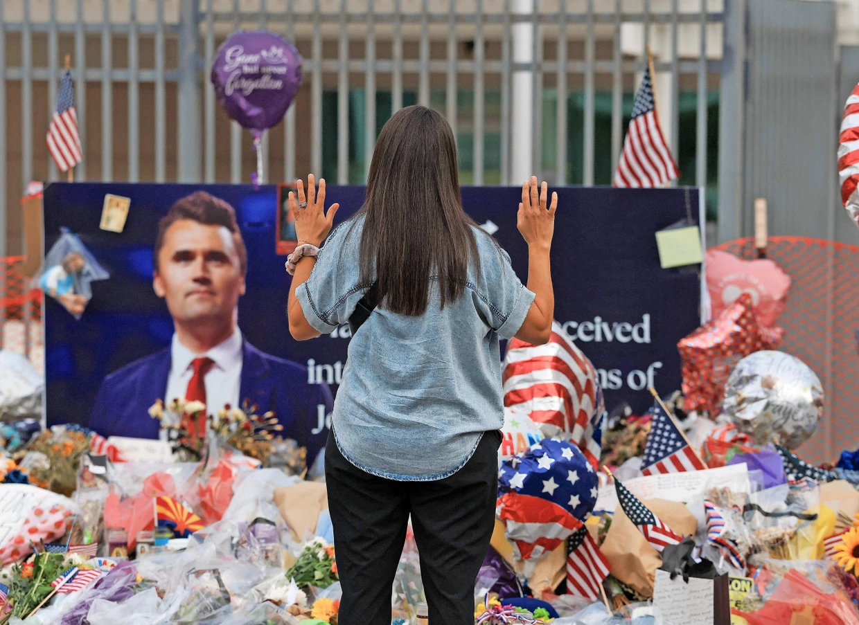 Von MAGA verehrt: Eine Frau betet am 18. September 2025 an einer Gedenkstätte in Phoenix, Arizona, für den getöteten Charlie Kirk.