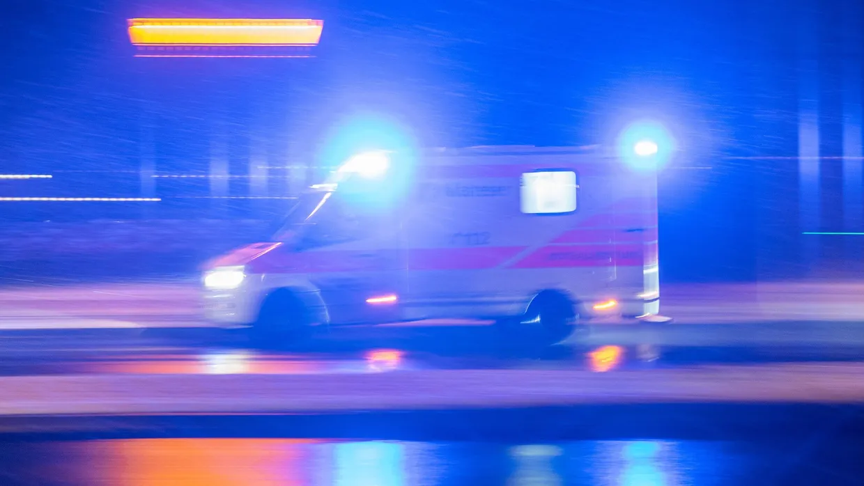 Schafft er es rechtzeitig zum Einsatzort? Ein Krankenwagen fährt in Berlin über eine Straße.