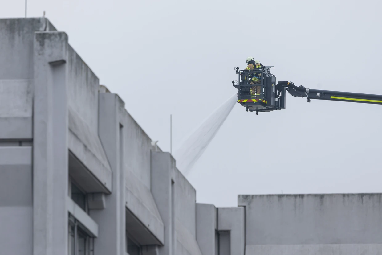 Auch von oben versucht die Feuerwehr dden Brand zu löschen.
