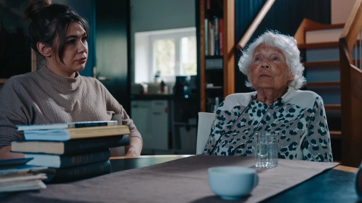 Die Schriftstellerin Ronja von Rönne (l.) trifft ihre Großmutter.