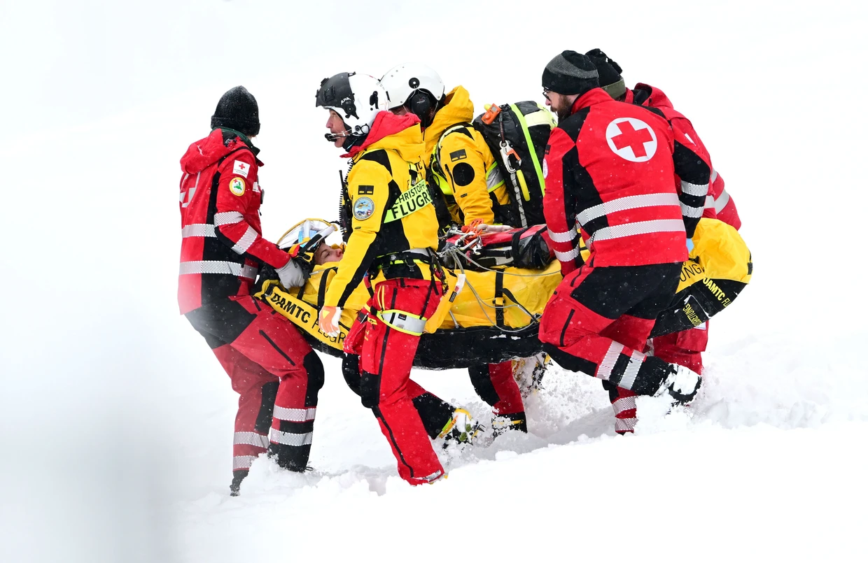 Bitteres Ende einer Schussfahrt: Magdalena Egger wird abtransportiert