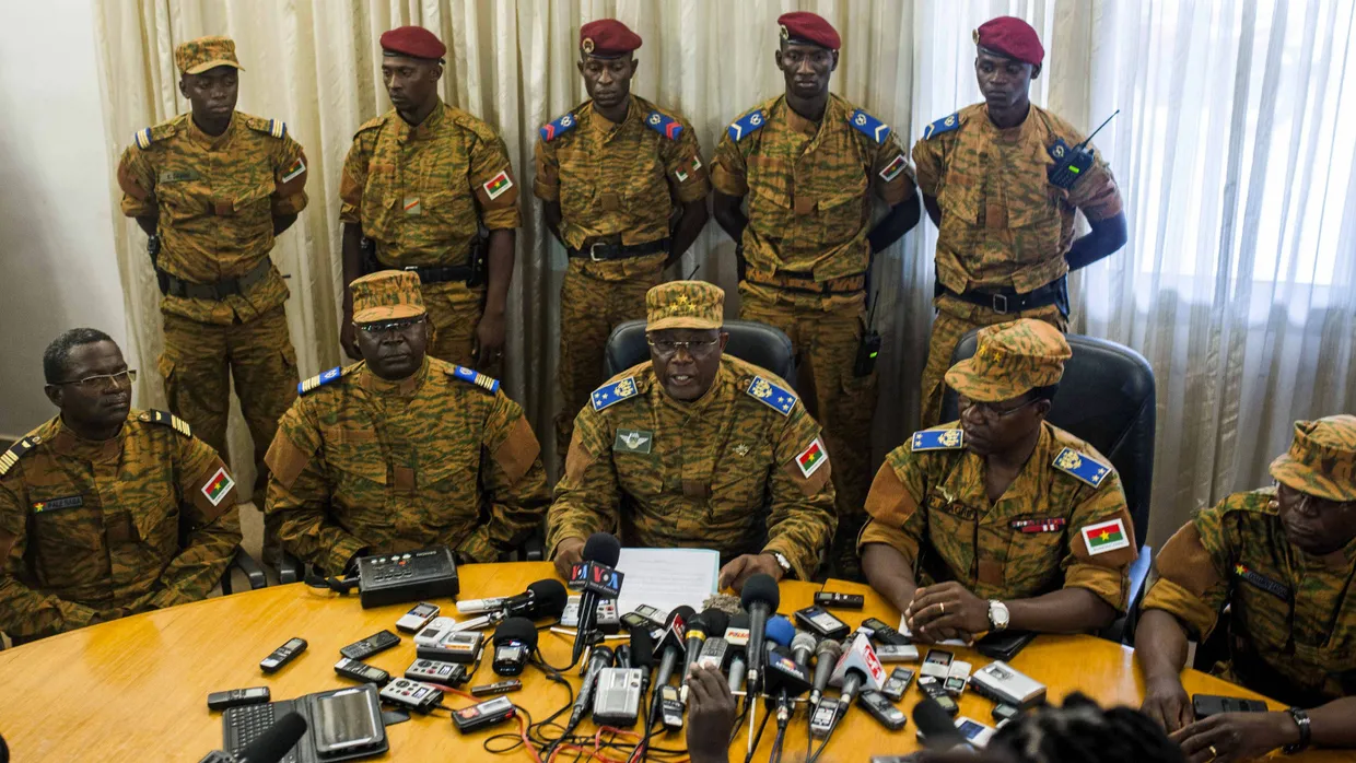 General Honoré Traoré (Mitte) verkündet, dass die Armee bereit sei eine „Übergangsregierung unterstützend zu begleiten“.