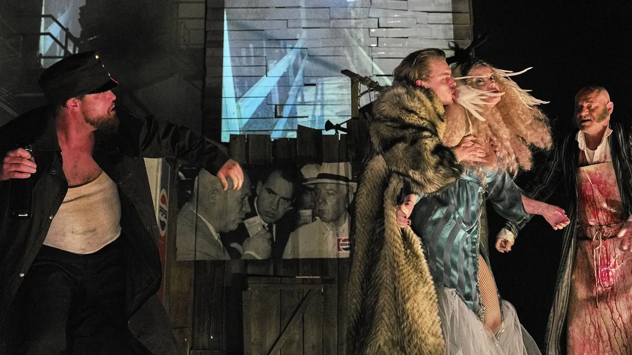 Schwerstarbeit: Aurel Manthei, Franz Pätzold, Katharina Pichler und Götz Argus in Frank Castorfs Münchner Adaption von Jaroslav Hašeks „Švejk“
