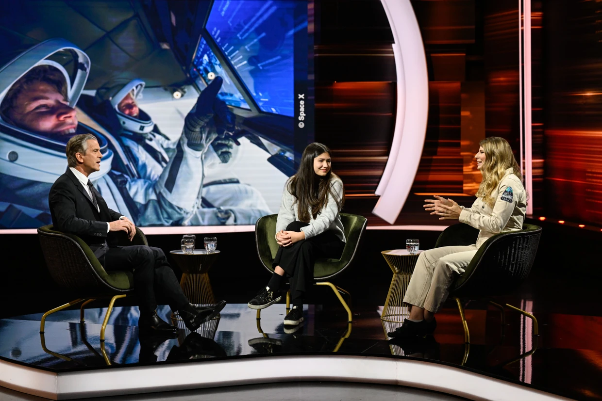 Lina Heider (Bildmitte) machte mit 11 Jahren ihr Abitur und studiert inzwischen. Rabea Rogge fliegt als erste deutsche Frau ins All.