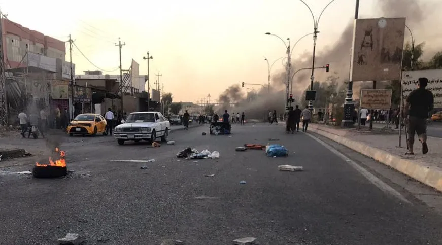 Demonstrierende blockieren eine Straße nach Protesten in der irakischen Stadt Kirkuk.