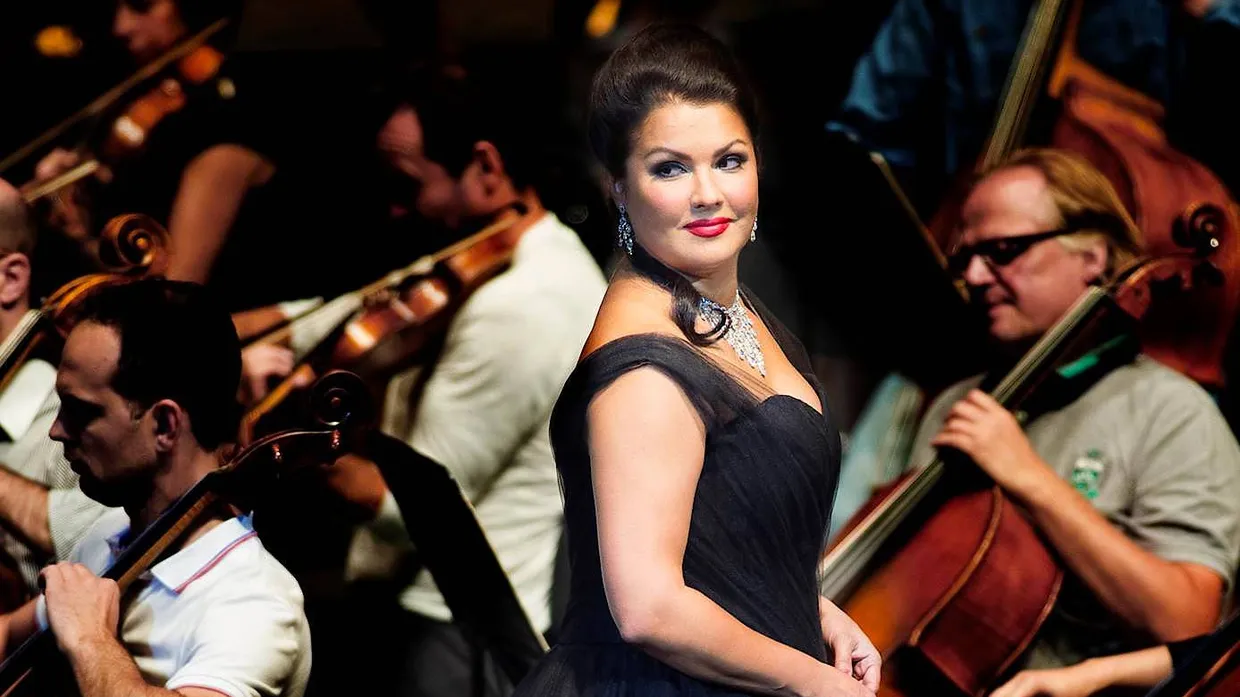 Und obgleich Netrebko ihr Abendkleid nicht wechselt, glaubt man ihr doch, dass sie ein einfaches Mädchen ist, das nur geliebt werden will.