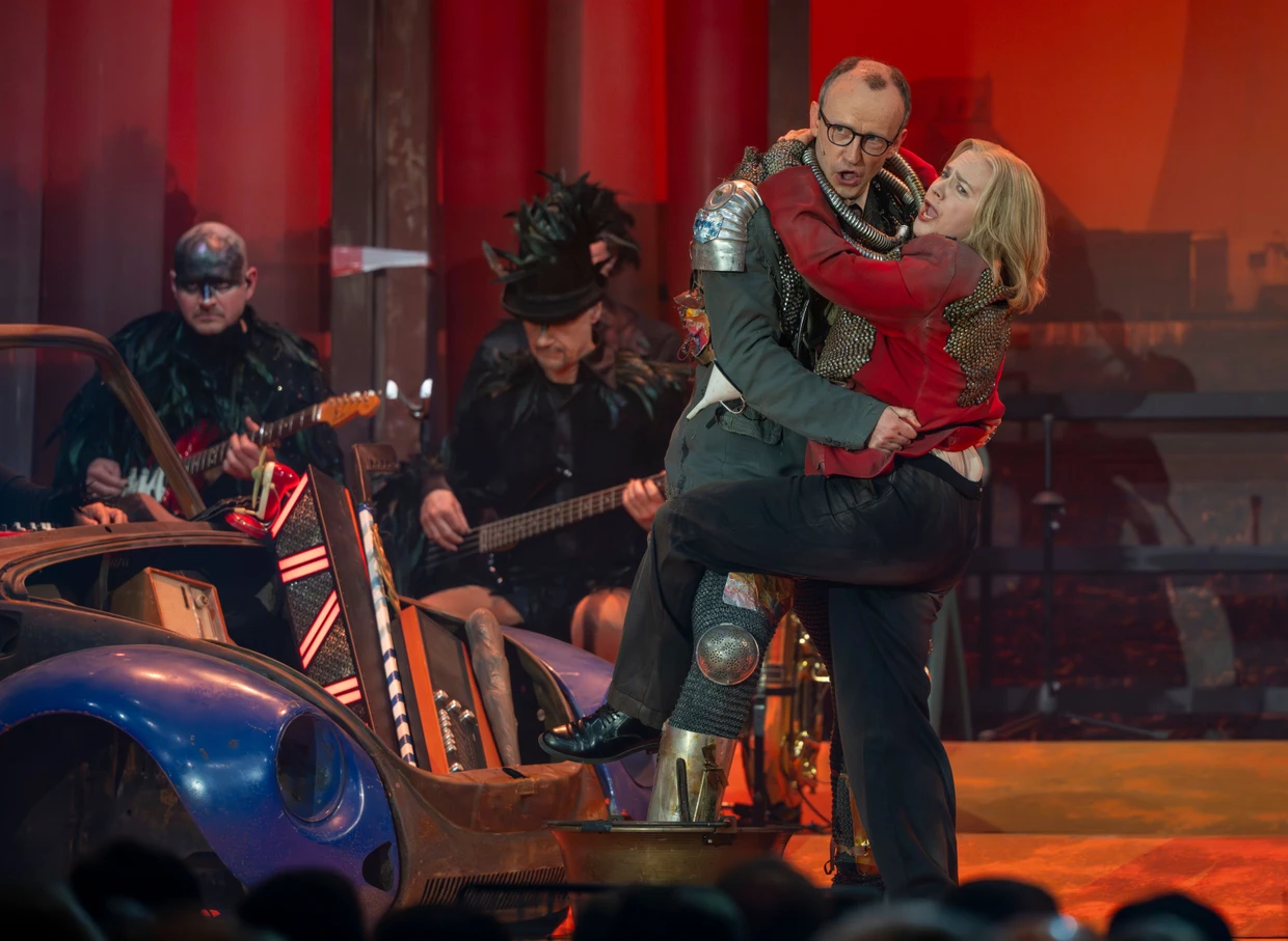 Friedrich Merz (David Zimmerschied) und Baerbel Bas (Nikola Norgauer) beim Singspiel