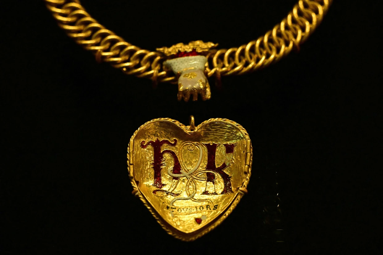 Miteinander verschlungen: die Initialen von Heinrich und Katharina auf der Vorderseite des Anhängers