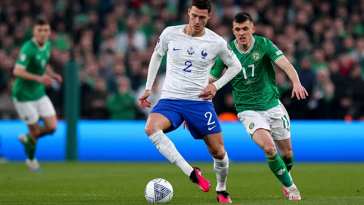 Benjamin Pavard erzielt den Siegestreffer für Frankreich im Spiel gegen Irland.