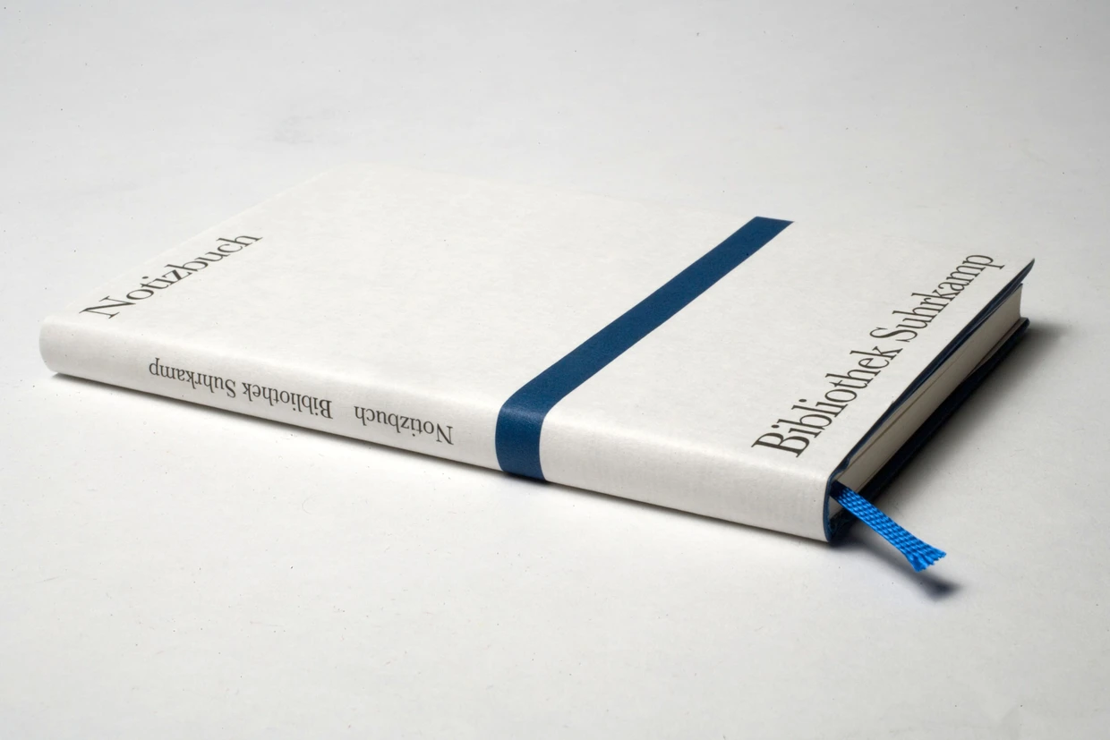 Das Erscheinungsbild der Bibliothek Suhrkamp geriet so markant, dass der Verlag es auch für ein Notizbuch verwendete, das das Aussehen der Reihe imitierte.