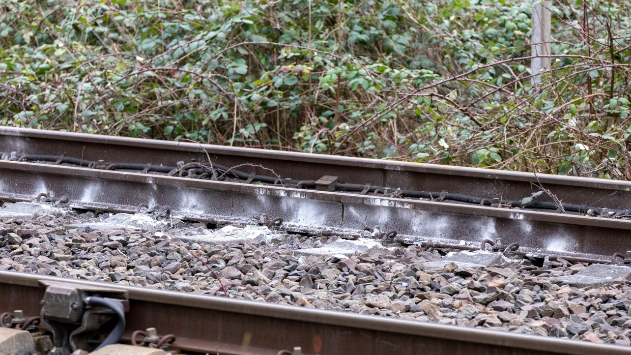 An Bahngleisen zwischen Essen und Oberhausen sind Schäden zu erkennen.