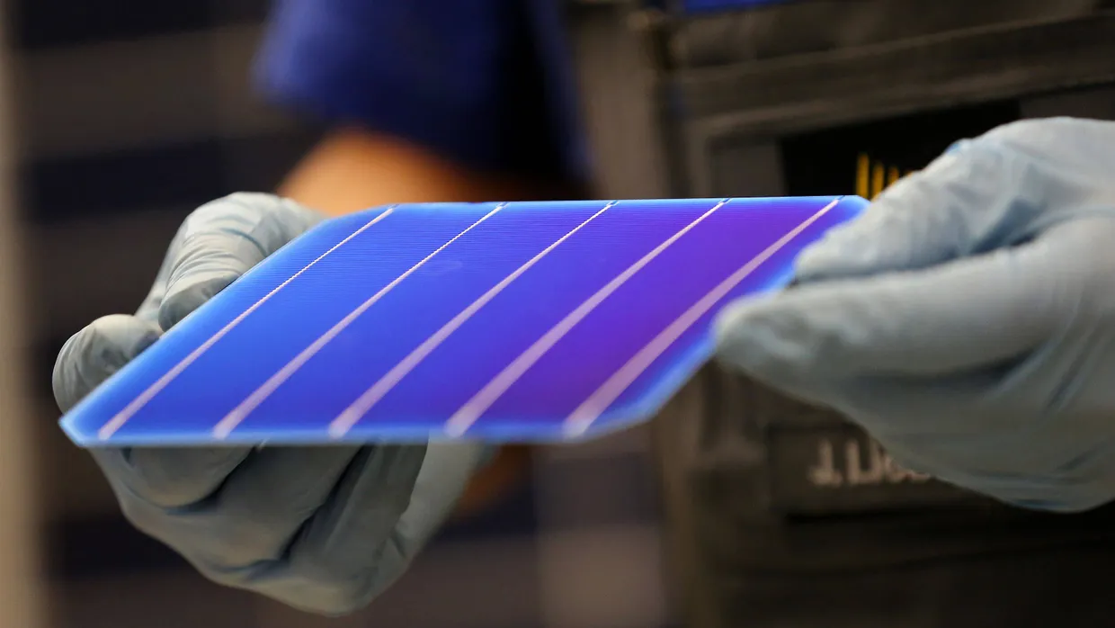 Mitarbeiter der Modulfertigung bei Solarworld in Freiberg.