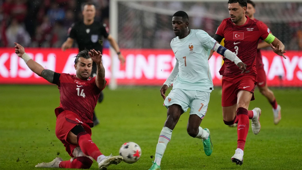 Abdülkerim Bardakci (l, Türkei) und Ousmane Dembele (M, Frankreich) kämpfen um den Ball.