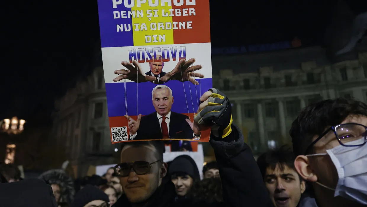 Eine Marionette des Kremls? Ein Mann protestiert Ende November mit einem Schild in Bukarest gegen Călin Georgescu. Der Rechtsextreme siegte überraschend in der ersten Runde der rumänischen Präsidentschaftswahlen.