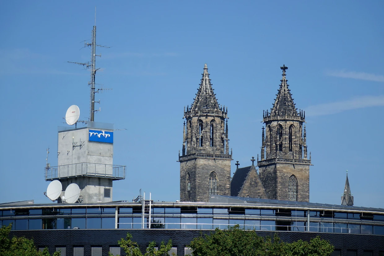 Blick auf das Gebäude des Mitteldeutschen Rundfunks in Magdeburg, im Hintergrund der Dom