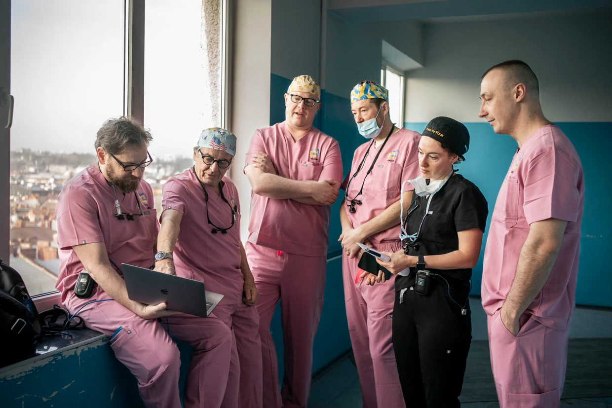 Die internationalen und ukrainischen Ärzte besprechen sich auf dem Flur des Krankenhauses.