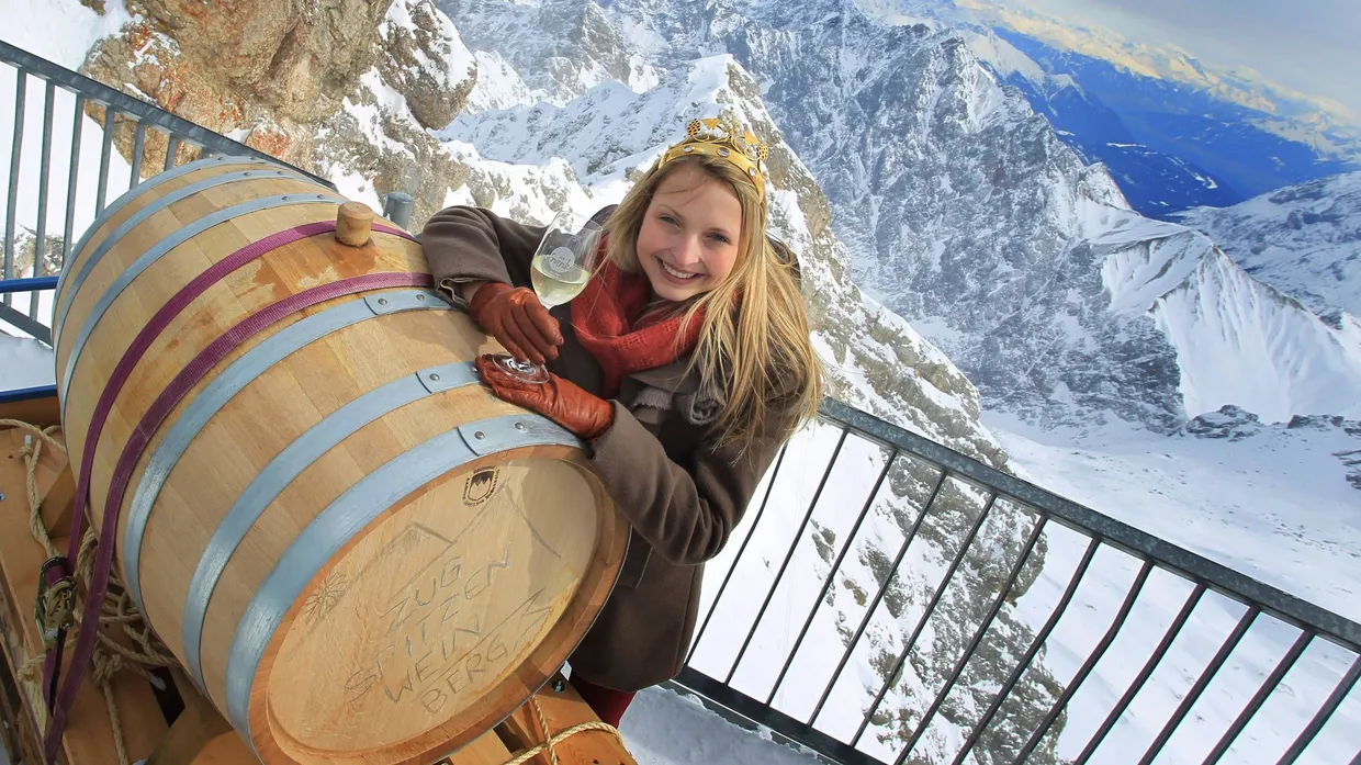 Ein auf der Zugspitze gärender Wein soll besser schmecken - das erhoffen sich fränkische Winzer.