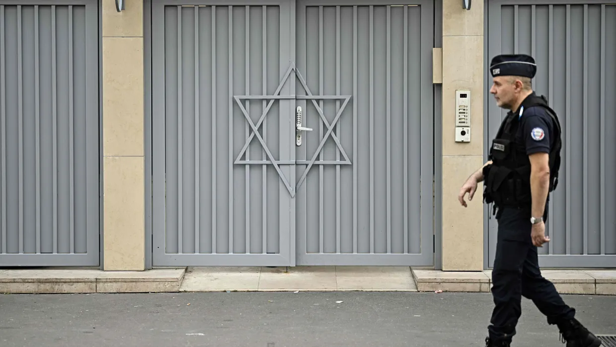 Ein Polizist vor einer Synagoge in Paris im Oktober 2023