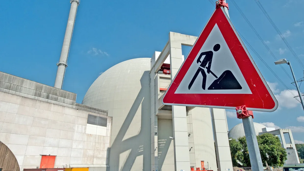 Abbau: Das Atomkraftwerk Biblis soll über 15 Jahre hinweg abgerissen werden. Der gering strahlende Bauschutt soll auf eine normale Deponie.