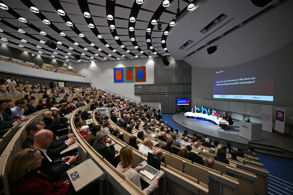 Ein Thema, das alle angeht: Wissenschaftler und Studenten der Heinrich-Heine-Universität Düsseldorf diskutierten mit Fachleuten über Wirtschaftskriminalität.